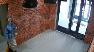 Портал в мем "что у вас здесь происходит" или наглядный пример того, как Трамп пытался войти в Иран, — на примере жизни в ЖК "Молодёжный" в городе Кременки Калужской области.Там люди пожаловались на то, что кто-то убрал стекло из двери подъезда, из-за чего