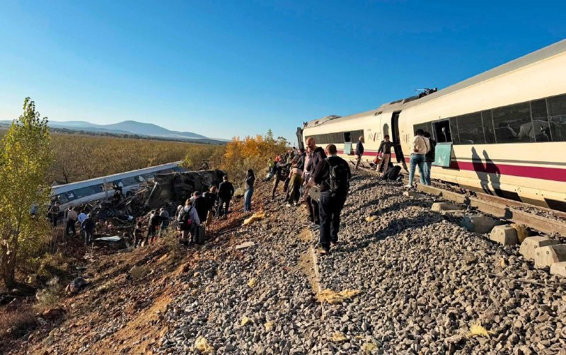 שתי רכבות התנגשו בספרד והרגו לפחות 10 בני אדם. ב"ש בת"ג | BS במקס