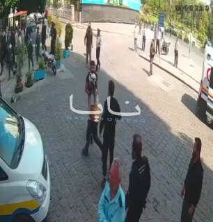 🇩🇪 “There’s a guy with a machete running around!” - A massive fight between migrants broke out in the German city of #Duisburg in the area of Marxloh, known for foreign clan structures and high crime rates.A 35-year-old man was injured on the head with a club. Several people fled when police arrived.Follow us -> LiveLeak