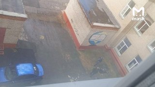 Минимум два ребёнка серьёзно пострадали в результате стрельбы из арбалета в школе № 32 в Челябинске. Это сам нападавший — он сломал ноги, выпрыгнув из окна. И его одноклассница, которую задело стрелой.По данным Mash, девятиклассник пришёл в школу с арбалет