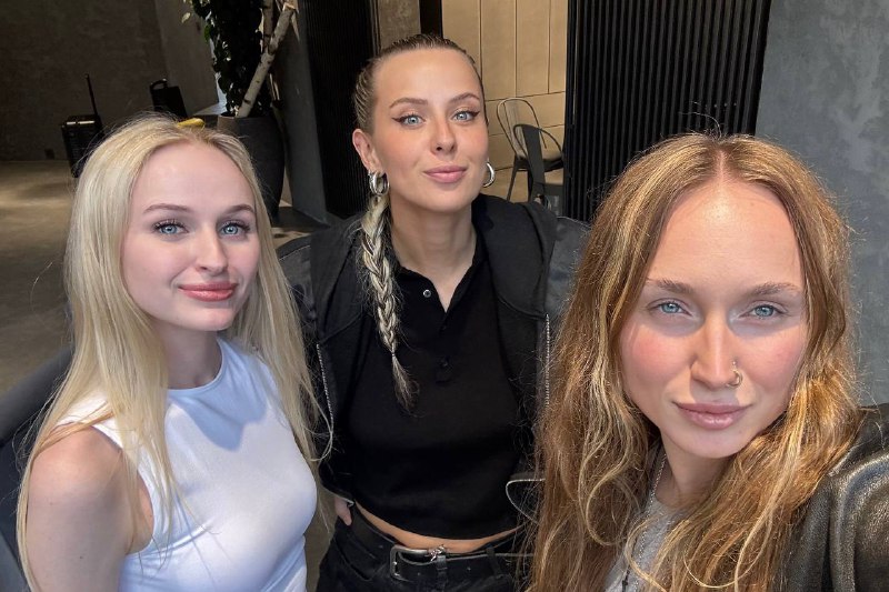 Я с Глашей заглянули в гости в штаб-квартиру SENECA — это настоящее вдохновение для мастера! Представьте себе современный офис, где каждая деталь отражает ценности бренда, культурные традиции и стремление к инновациям ❤️‍🔥Нас встретила Натали, представитель бренда Maria Nila, которая с теплотой и увлечением рассказывала о том, как компания сохраняет свои корни, при этом постоянно развиваясь и внедряя новые идеи на рынке России. Это посещение оставило у нас массу ярких впечатлений и еще больше уверенности в том, что компания идет по пути гармоничного сочетания традиций и трендов 🙌🏻Я с Глашей заглянули в гости в штаб-квартиру SENECA — это настоящее вдохновение для мастера! Представьте себе современный офис, где каждая деталь отражает ценности бренда, культурные традиции и стремление к инновациям ❤️‍🔥Нас встретила Натали, представитель бренда Maria Nila, которая с теплотой и увлечением рассказывала о том, как компания сохраняет свои корни, при этом постоянно развиваясь и внедряя новые идеи на рынке России. Это посещение оставило у нас массу ярких впечатлений и еще больше уверенности в том, что компания идет по пути гармоничного сочетания традиций и трендов 🙌🏻