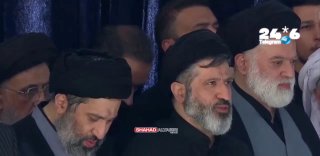 🇮🇱 טהראן: ילדיו של ח'אמנאי, חוץ ממחליפו מוג'תבא, ליד ארונו של האב במהלך אירועי ההלוויה.