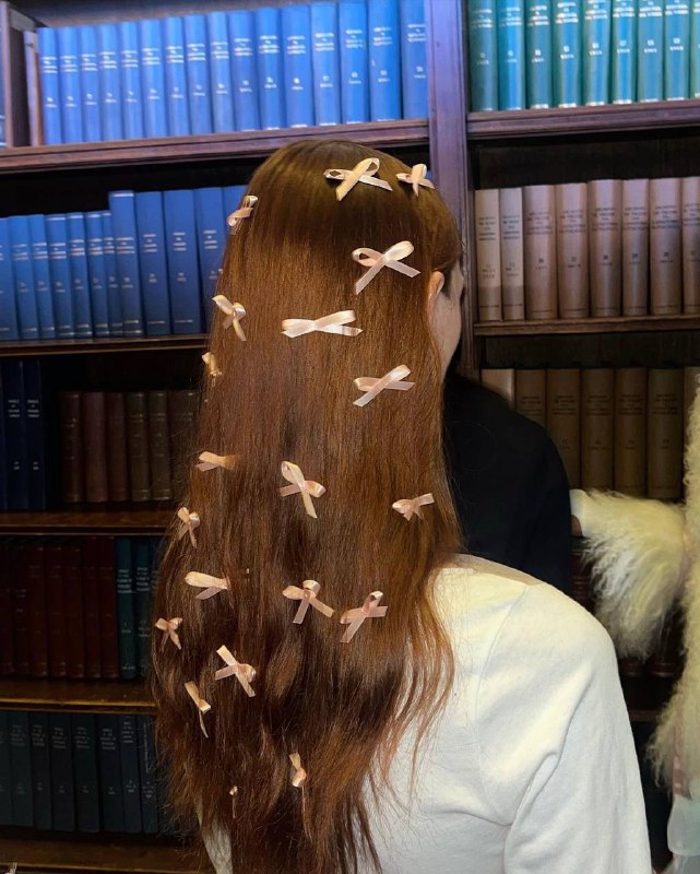 Бантики в волосах на вчерашнем показе Sandy Liang 🫶🏼Бантики в волосах на вчерашнем показе Sandy Liang 🫶🏼