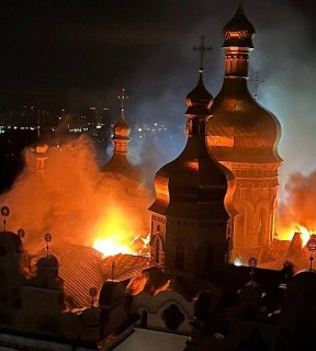 В Киеве в результате ночного удара погибли четыре человека, 25 получили ранения, рассказал мэр. По его словам, повреждены несколько домов в разных районах города, более 140 тысяч жителей остались без электричества.Произошел пожар в Киево-Печерской лавре. Д