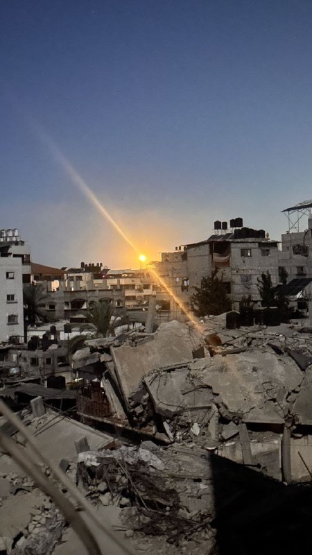דחוף: צבא הכיבוש מפוצץ מבנים בעיר בית לאהיה, ומשגר פצצות תאורה בצפון רצועת עזה.