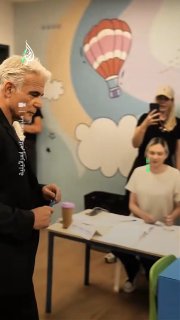 יו"ר האופוזיציה הישראלי יאיר לפיד משתתף בהצבעה בבחירות לכנסת ה-26