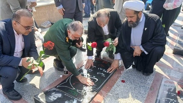 خبرگزاری صداوسیما گلستان: به مناسبت هفته دولت و با حضور استاندار و مسولان استاتی ،گلزار شهدای آستان مقدس امام زاده عبدالله (ع)گرگان گلباران و عطر