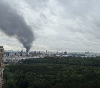 На подлете к Москве сбиты 60 беспилотников, пишет Собянин.Судя по кадрам очевидцев, был атакован НПЗ в Капотне.Введены ограничения в аэропортах Домодедово, Шереметьево, Внуково и Жуковский, заявили в Росавиации.