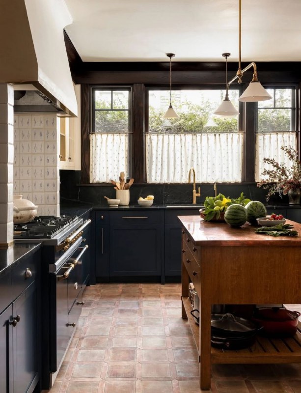 Изысканный интерьер загородного дома В центре внимания - кухня с темно-синими шкафчиками, которые придают помещению глубину и элегантность. Такой ц... - изображение 2 - интерьер, дома, telegram