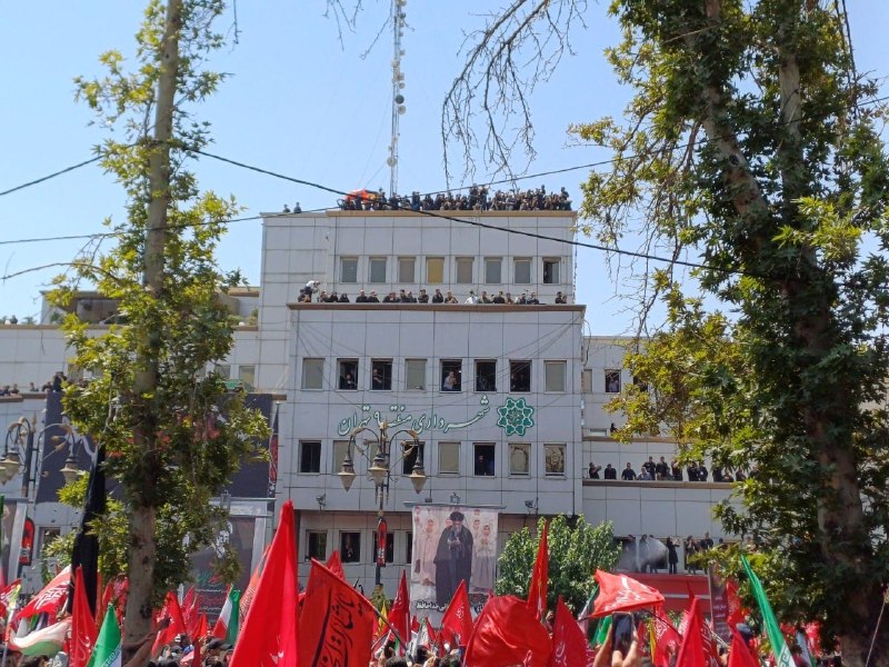 🔴 תמונה של המאמצים של צלמי חדשות לתעד את הרגעים הטהורים של הפרידה האחרונה של טהרניס מהמנהיג