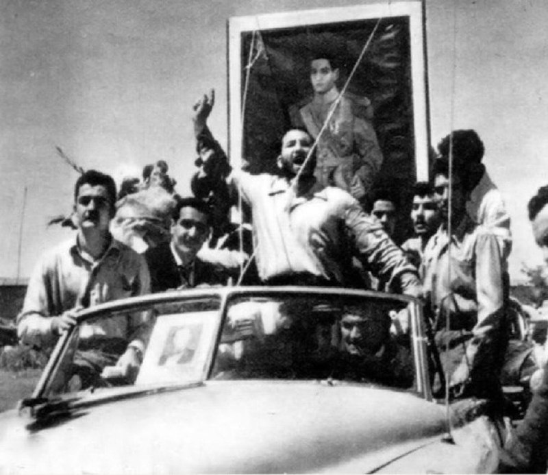 ما خِعلے باحالـیم!🔞: «چه فرمان شاه چه فرمان یزدان»_شعار میدادند مرگ بر شاه زنده باد استالینخوب من هم یک آدم وطن پرستی بودممجبور بودم دفاع کنم