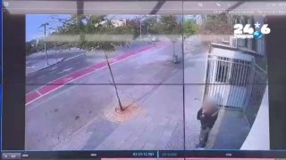 🇮🇱 תיעוד מבית הספר במרכז: החשוד מגיע על קורקינט, חוטף את הנשק מהמאבטח - ונמלט.