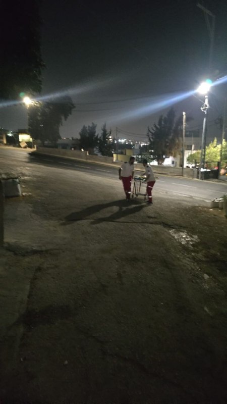 מאחורי מחסומי הכיבוש צוותי הסהר האדום מעבירים מקרה חולה מח'רבת "אלדיר" בעיירה טוקו', דרומית מזרחית לבית לחם.