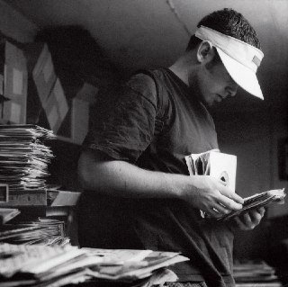DJ Shadow ищет материал для семплинга. Подвал магазина виниловых пластинок Infamous Records, Сакраменто, США Середина девяностых.#фото