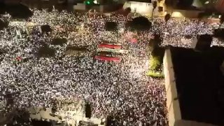 אלפי ישראלים מפגינים בתל אביב נגד ממשלת נתניהו, בדרישה לחקור עצמאית את הכשלים הביטחוניים שקדמו לפיגועי ה-7…