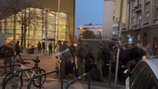 כוחות הביטחון עברו לבניין הרדיו והטלוויזיה של סרביה. מרכז הטלוויזיה הוא באופן מסורתי אחד מנקודות המפתח בתסי…