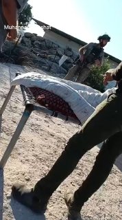 מתנחל מיליטנטי חמוש תוקף משפחה ועוצר את אחד מחבריה בעיירה בית אולא, צפונית-מערבית לחברון.