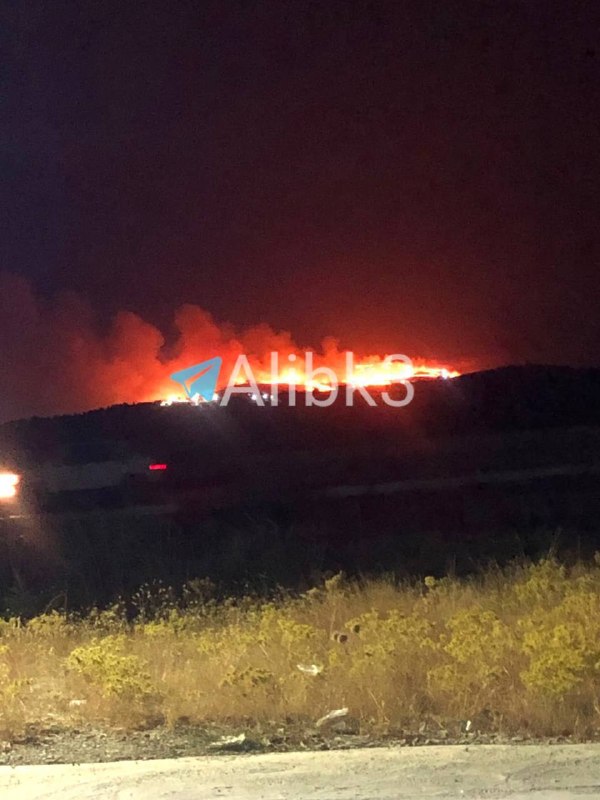 שריפה גדולה פרצה במקום מתקפת המל"ט, בעוד צוותי כיבוי עדיין נאבקים להשתלט על הלהבות.