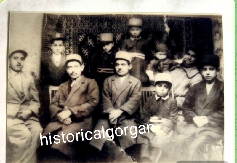 استراباد-گرگان-معطوفی: گرگان.۱۳۱۷ خورشیدی.نگاره یک خانواده گرگانی و پوشاک مردان ان دوران.@matoofiasadollah