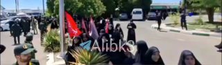 אזרחים ומשפחות של נפגעים ממתינים לקבל את גופתו הטהורה של המנהיג ההרוג בנמל התעופה משהד.