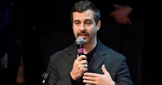 Ургант распахнул калитку своей души. Слава Тарощина — о новом проекте шоумена на YoutubeЧитать эпоху между строк — старинная русская забава, и вот она вновь актуальна. Иван Ургант вдохновенно осваивает искусство, хотя все его прежние поиски себя (после «от