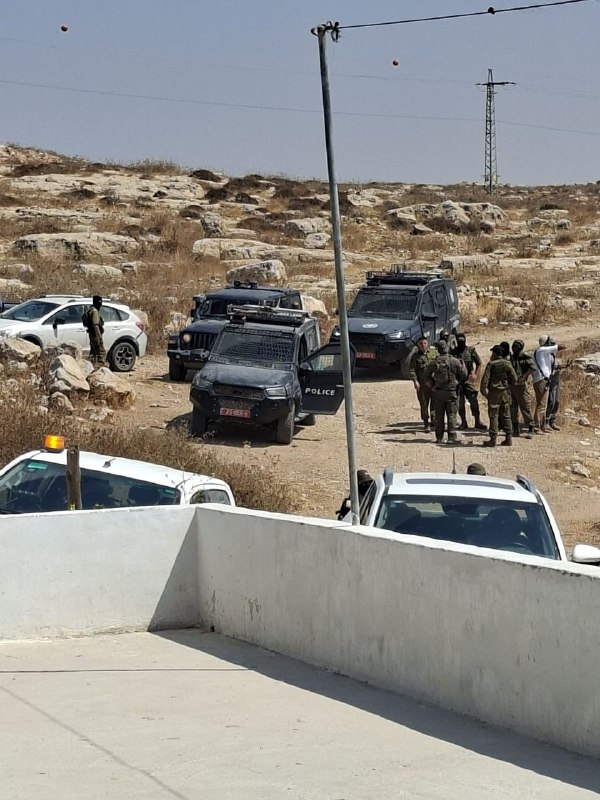 מתנחלים, מלווים במשטרת הכיבוש, מסתערים על ח'רבת אל-ח'ראבה, מזרחית לעיירה אל-סמו, דרומית לחברון, ומנסים לגנו…