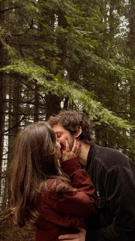 💝عشق و شعر💝: بوسیدنت؛ گناہ قشنگی‌ست!و من چه دلبرانه مشتاق نوشیدن از شهد شیرین لبانتو سوختن در جهنِم زیبایِ آغوش توام‌....!!#لاادری🦢🍃.