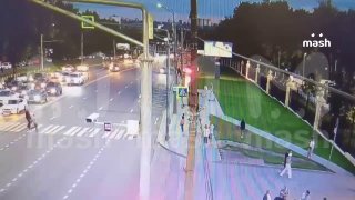 Один человек погиб, ещё четверо пострадали в аварии в Нижнем Новгороде — Mazda протаранила остановку "Улица Сурикова". Среди госпитализированных — 17-летний подросток.На проспекте Гагарина легковушка выехала на встречку и влетела в людей, ожидавших автобус