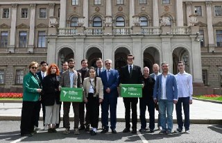 «Яблоку» окончательно отказали в участии в выборах в Заксобрание Петербурга Второй апелляционный суд в Петербурге подтвердил отказ в регистрации списка «Яблока» на выборы в городское Заксобрание, передает ЗАКС.Ру. ↪️ В июле петербургский горизбирком отказа