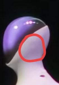 友好探讨一下 这个真的不是皮套人嘛？其实现在人形机器人挺成熟的了，我也知道有小鹏机器人的没有皮套的照片，我相信小鹏是能做出来的，但是如此流畅类人的走路姿势不仅是算法要求很高对结构也要很高的要求，人类走路姿势是由肌肉的舒张收缩，大部分机器人是由电机，结构上有很大差别，舞台上这个我很怀疑是不是真人，第一就是头部这个位置的阴影，很像是人耳