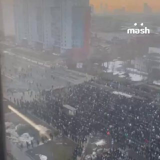 Мусульмане России, поздравляем с Ураза-Байрамом, завершающим священный месяц Рамадан. С утра у святынь по всей стране собрались тысячи верующих для участия в молитве. Одни из самых крупных мероприятий прошли у Соборных мечетей в Москве и Петербурге. Свои п