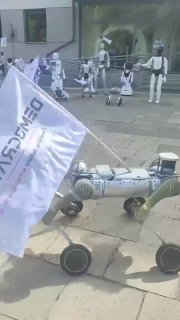 צפו: רובוטים המונעים על ידי בינה מלאכותית עורכים מחאה בפולין נגד בינה מלאכותית המחליפה עובדים אנושיים