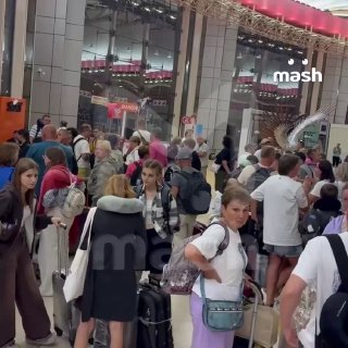 Пассажиры рейса Шарм-эль-Шейх — Москва застряли в Египте из-за неисправного кондиционирования самолёта — люди больше четырёх часов сидят без еды, гостиницы и информации.По данным Mash, рейс Red Sea Airlines должен был вылететь во Внуково в 21:15. Сначала т