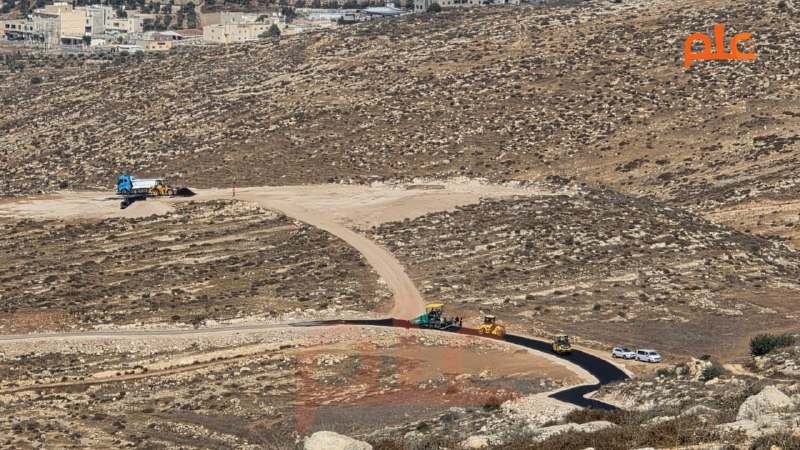 לאחר שהושחתו והושחתו, ממשיכים כוחות ישראל לבנות ולסלול כביש התיישבותי על חשבון אדמות החקלאים בכפר אל-מג'ד…