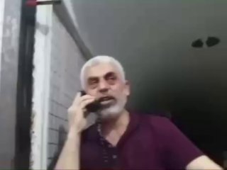 חושפת תמונה שפורסמה לראשונה של ההרוג יחיא אל-סינואר במהלך הנהגתו של קרב "מבול אל-אקצא". ביו.קישור/alghadeertv