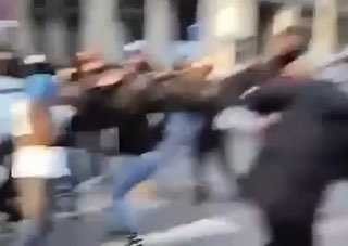 בניס התנהל אתמול מאבק בין אזרחים פשוטים ומתפרעים. המשטרה פשוט עזרה לאזרחים. זלוי הוכחה טלגרם זלוי הוכחה ב-MAX.