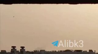 תמרות עשן עולות מבסיס הצי החמישי של ארה"ב בבחריין.