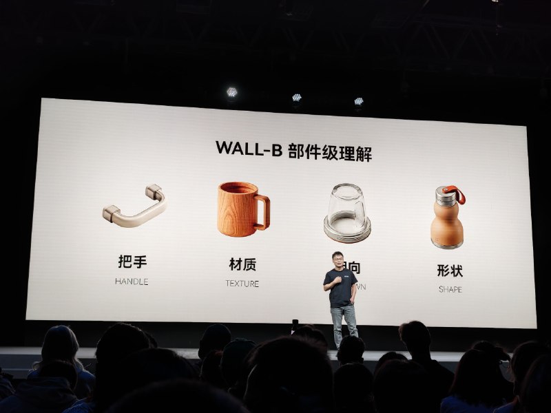 拿到了一束自变量机器人插的花，用时三分钟吧，没有想象中迅捷，但核心的点是视觉模型解决了对不规则物体的稳定操作，也无需遥控和编程，慢点，但它能搞定