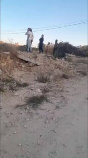 בשמירה על ידי כוחות הכיבוש מסתערים מתנחלים על אזור "ואדי ג'היש" בעיירה אל-סמו, דרומית לחברון.