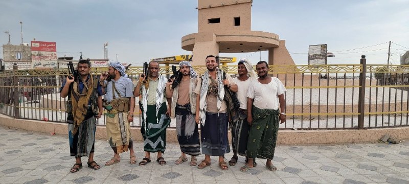 🚨 תמונת הנצחה של מתנקשים חות'ים מול משטרת העיר חוקה והשוק של העיר הזו