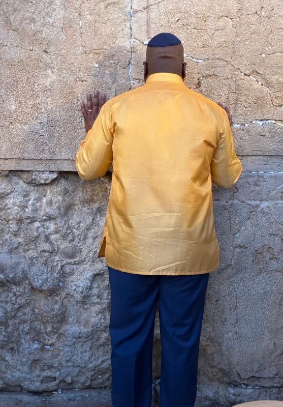 נשיא קונגו פליקס טשיסקדי מנשק את הכותל המערבי.