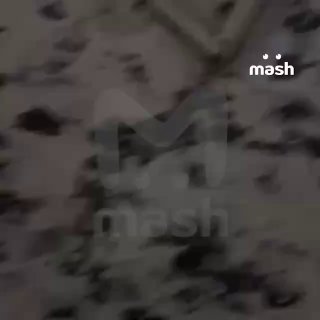 В момент взрыва в квартире находились 2 человека — пострадали отец и его дочь. Хозяйка квартиры, 47-летняя Ольга Д., рассказала Mash, что в момент происшествия внутри её не было. Газа в жилье нет, ремонт не делали. Сейчас пострадавшего 50-летнего Юрия Д. и