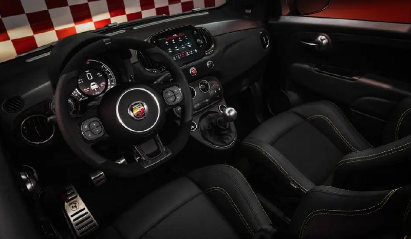 Компания Abarth выпустила юбилейную версию хэтчбека 695 5