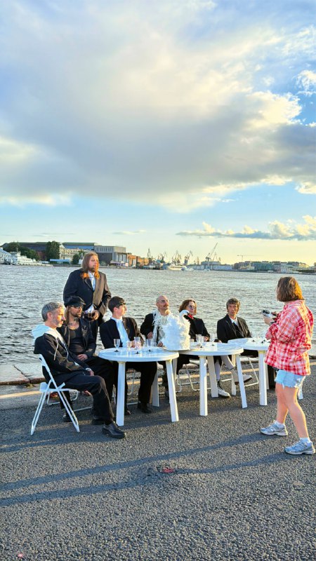 Саша Мадемуазель, Вита Клац, Глаша Гурьянова, Маша Туева: рассказываем и показываем в материале Собака.ru, кто (и как!) работал над свадебной каверстори Марии МиногаровойВот это дримтим! Брайдалкор-обложка октябрьского номера Собака.ru и свадебная каверстори Марии Миногаровой и Александра Горчилина (с конем, лебедем, панк-свитой и тамадой мечты!) сделана руками и глазами талантливых (и любимых!). Знакомьтесь, если не знакомы!Саша Мадемуазель, фотограф: 