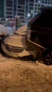 Житель Южного Бутово загнал свой Range Rover прямо на другие автомобили и так и 