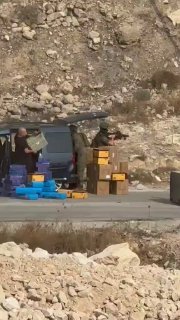 כוחות ישראל עוצרים צעיר ומחרימים את רכבו בכניסה ליישוב בני נעים בחברון.