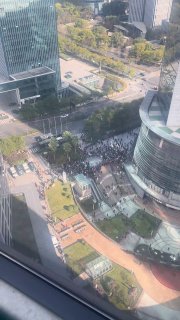 12月27日，杭州杭州钱江广场，浙金中心投资者还在持续维权要钱查看原文