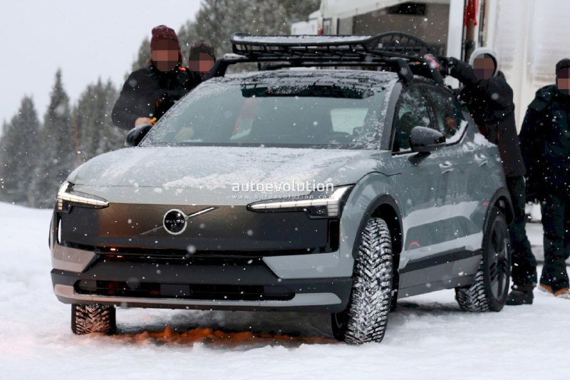 Электромобиль Volvo EX30 получит внедорожную версию Компания Volvo вывела на тес