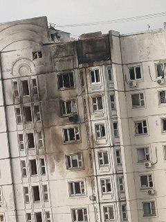 В результате попадания в жилой дом в подмосковных Котельниках есть как минимум один пострадавший, рассказал @varlamov_news очевидец.