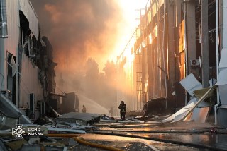 🌐 Пожар на военном аэродроме в Энгельсе, Греция выступила против нового пакета санкций из-за местного миллиардера. Что произошло к утру 16 июля:🔹 Российская армия нанесла ракетный удар по Киеву. Погибли два человека, еще шестеро пострадали. В городе начали